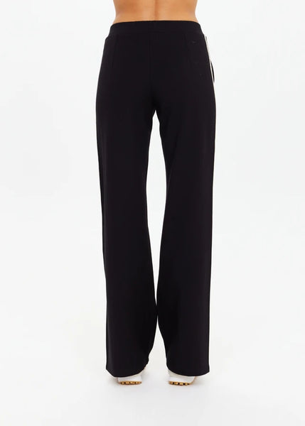 Petra Flare BLACK