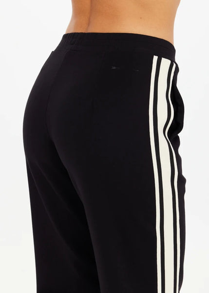 Petra Flare BLACK